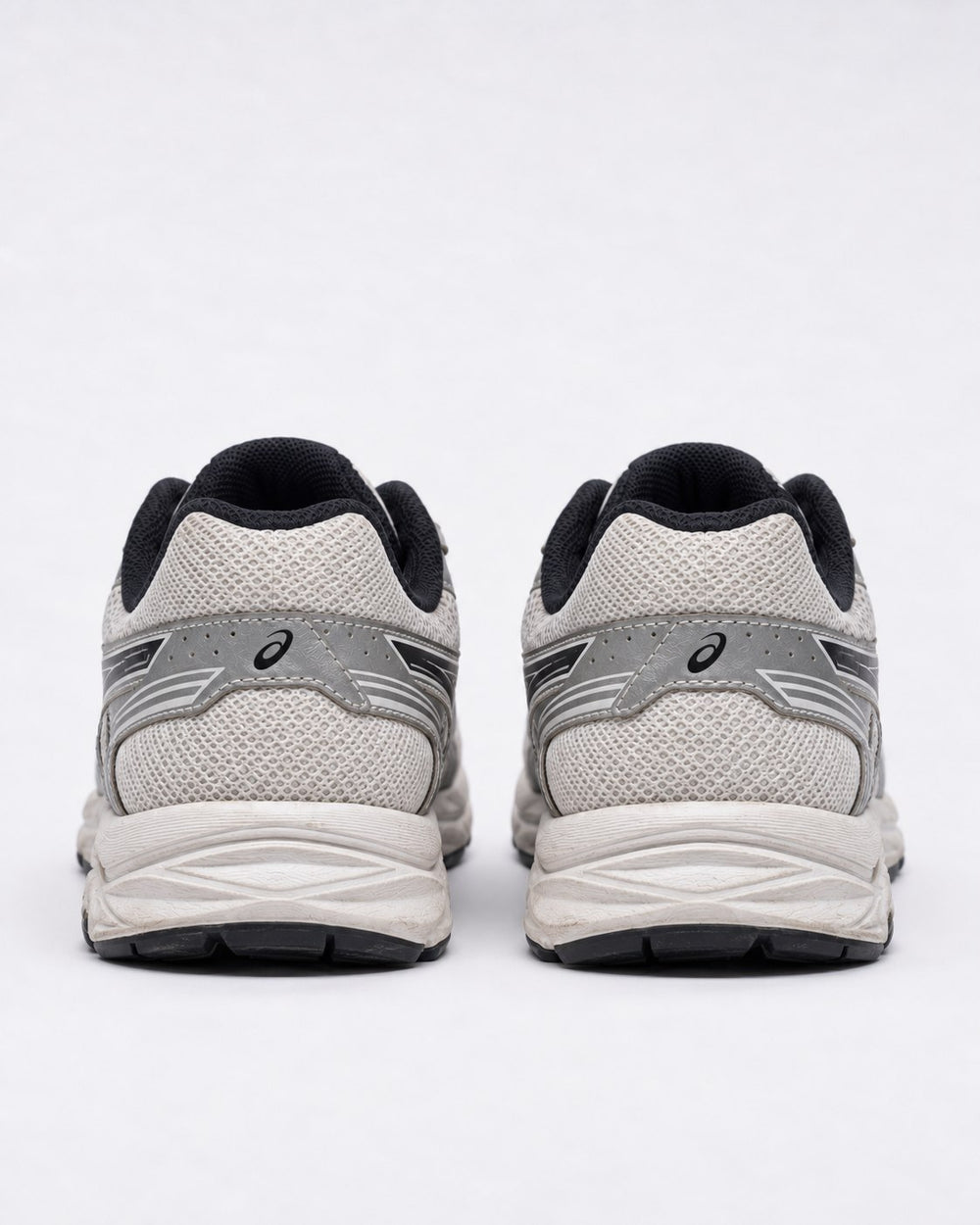ASICS GEL-Contend 4 pre-loved sneakers - pair heel view